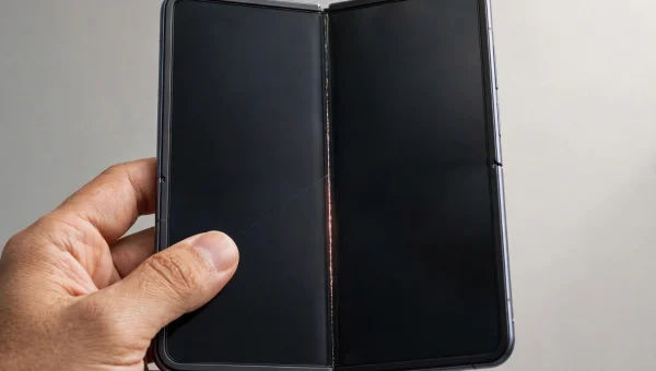 iPhone Duo Display gerissen: Crackgate am Scharnier – was wirklich bekannt ist